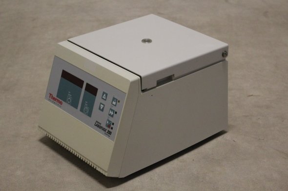 Heraeus Labofuge 200 Centrifuge